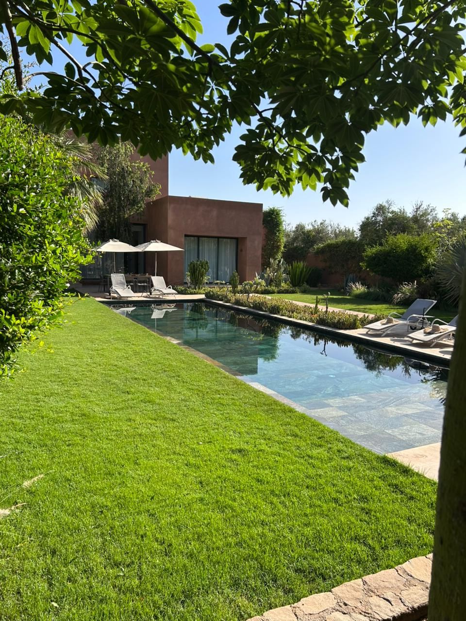 Façade de la Villa Mya Lyluna et sa piscine à débordement