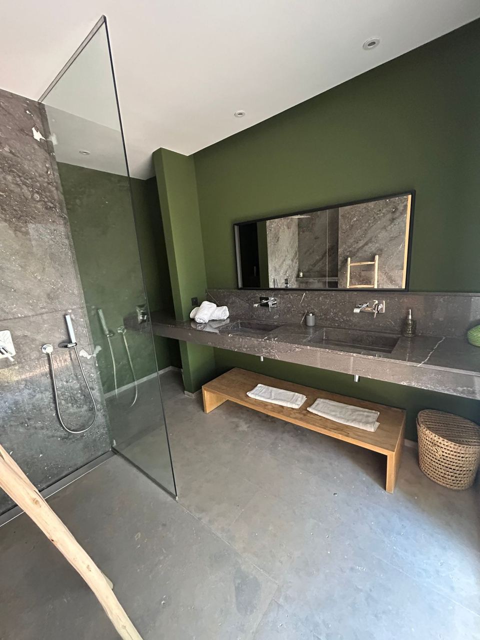 Salle de bain verte, douche à l'italienne