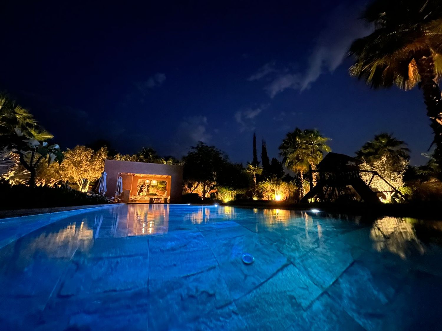 Piscine illuminée à la nuit tombée