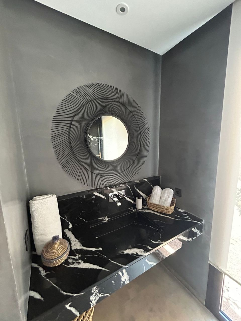 Toilettes en marbre noir