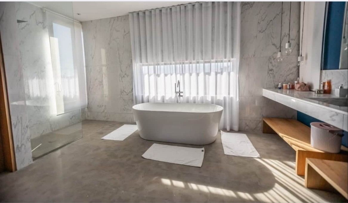 Salle de bain master en marbre avec baignoire
