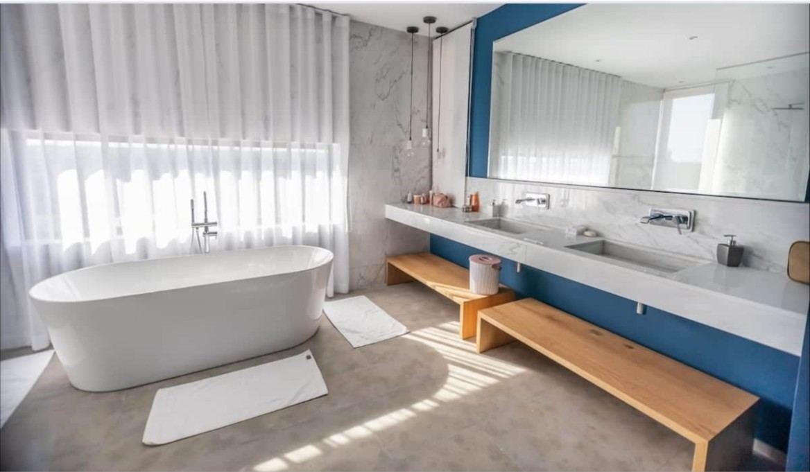 Salle de bain master, baignoire et double vasque
