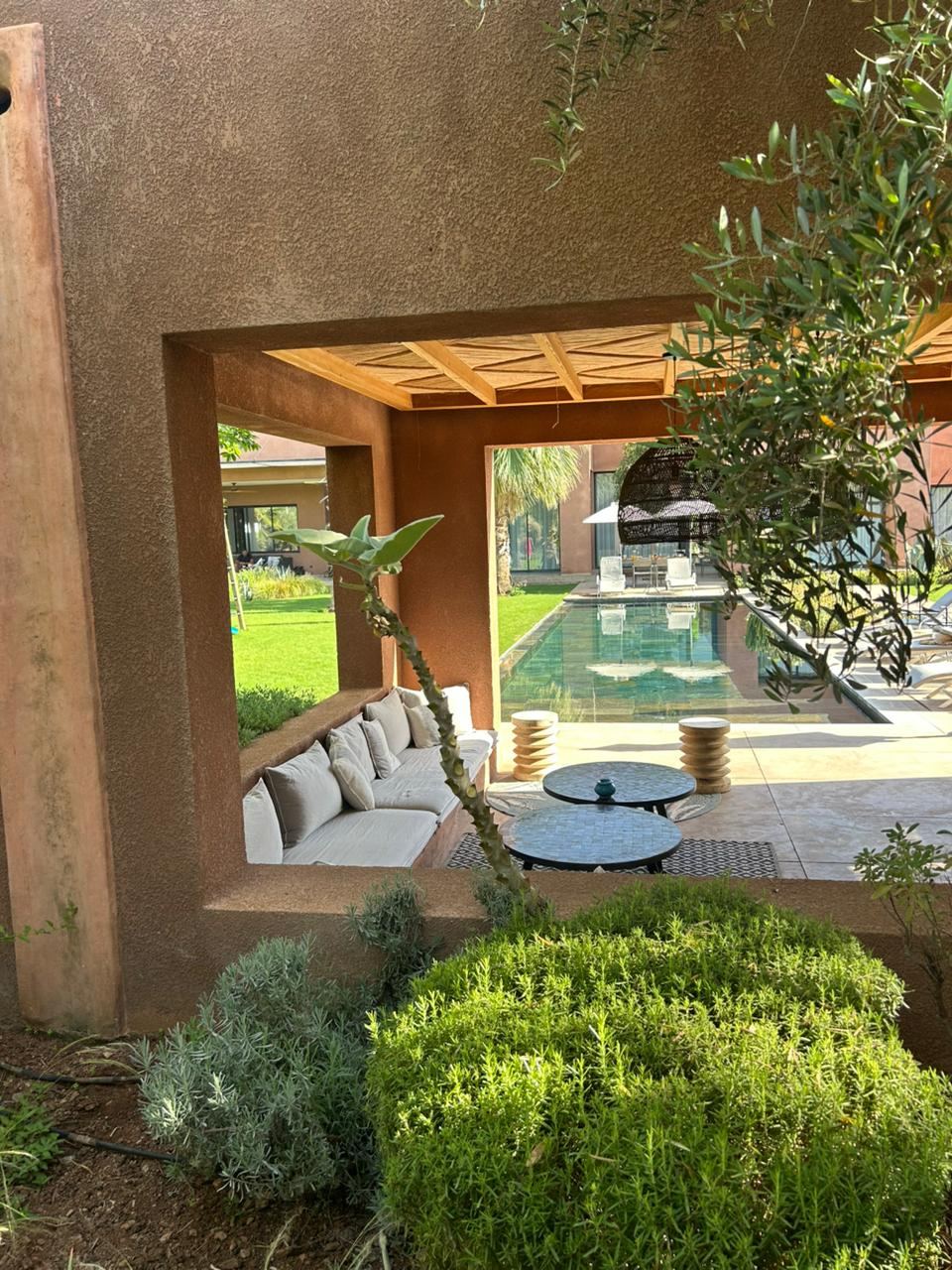 Salon extérieur sous pergola