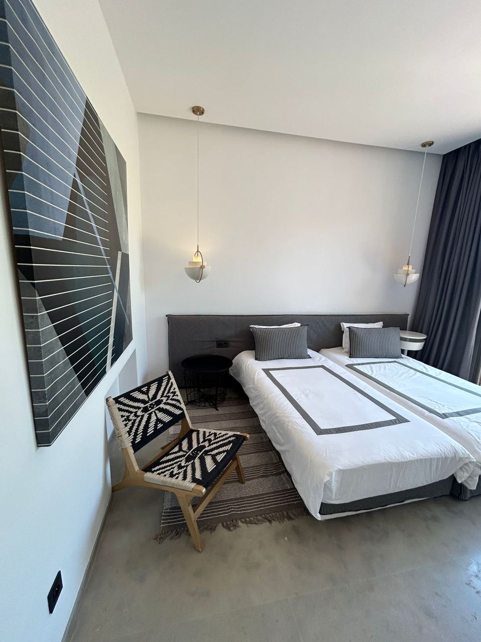Chambre lits jumeaux et œuvre d'art