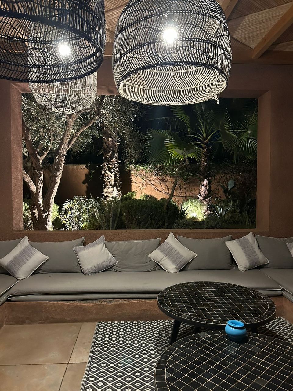 Salon de jardin en soirée